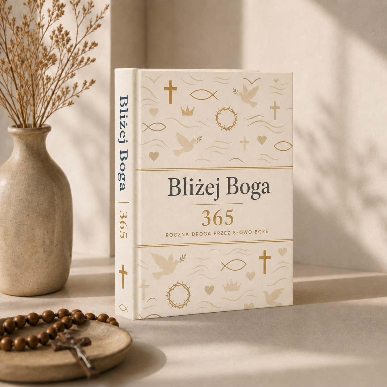 Książka Bliżej Boga 365 ze złotymi symbolami, obok wazon i różaniec